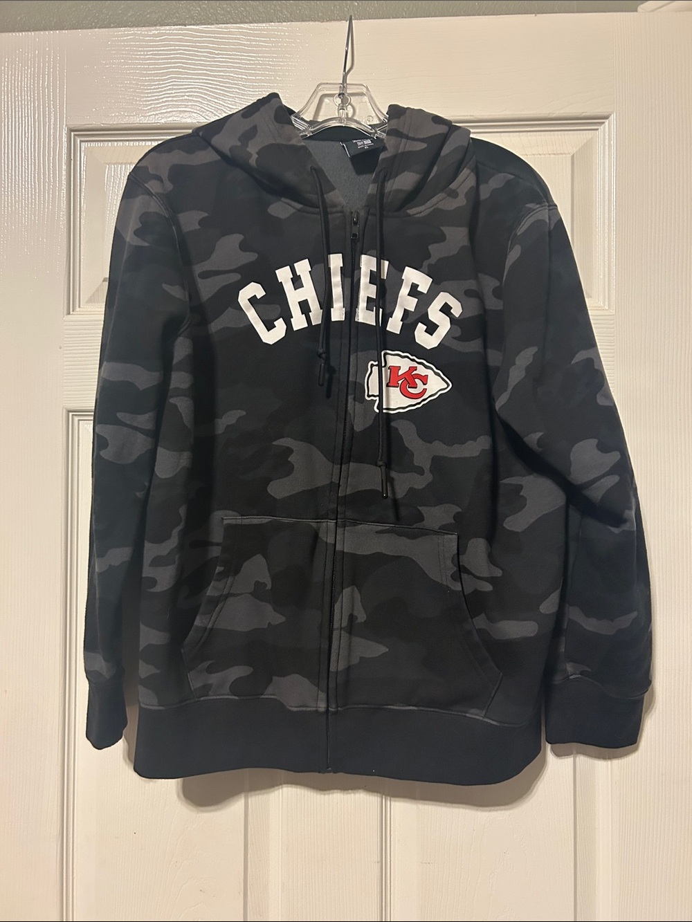 Women’s NFL Kansas City Chiefs Black Gray Camo Zip Hoodie. XL
